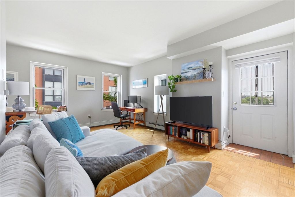 105 W Fourth St 4A, Boston, MA 02127