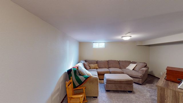 2505 Skyline Dr NW, Minot, ND 58703