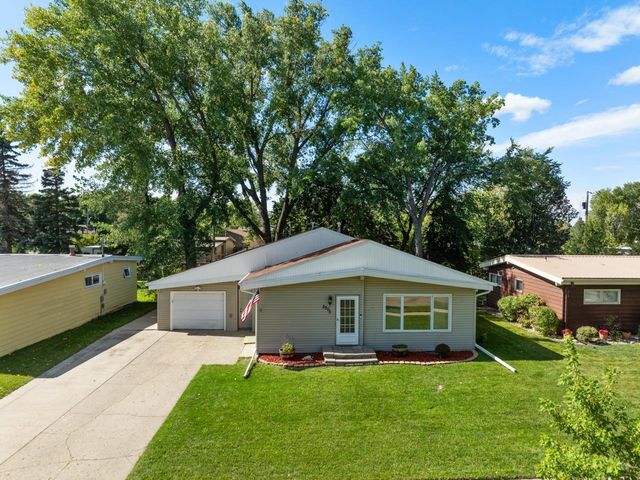 2505 Skyline Dr NW, Minot, ND 58703