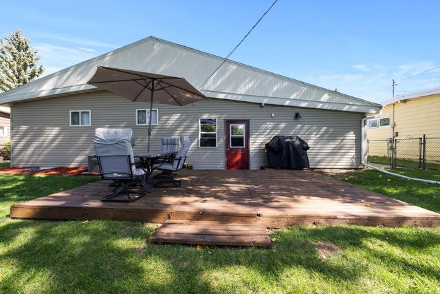 2505 Skyline Dr NW, Minot, ND 58703