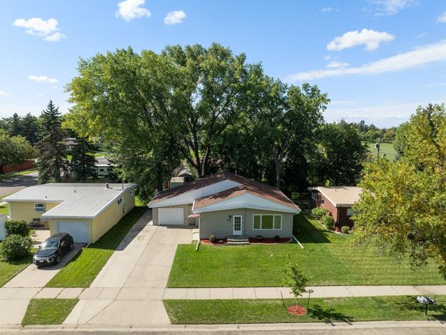 2505 Skyline Dr NW, Minot, ND 58703