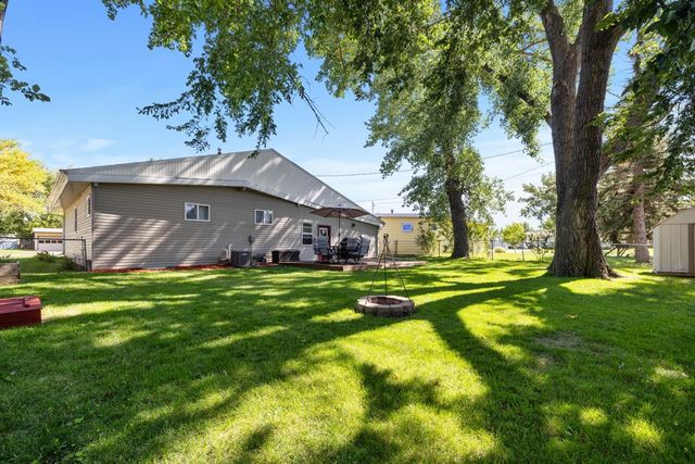 2505 Skyline Dr NW, Minot, ND 58703