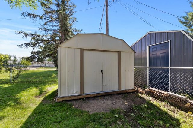 2505 Skyline Dr NW, Minot, ND 58703