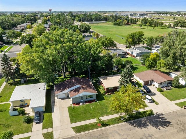 2505 Skyline Dr NW, Minot, ND 58703
