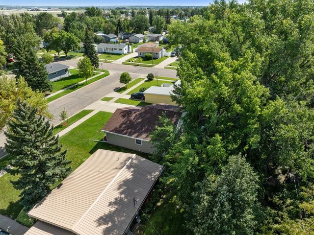 2505 Skyline Dr NW, Minot, ND 58703