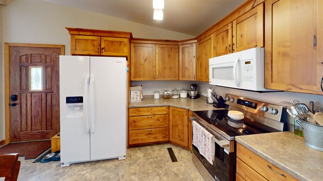 2505 Skyline Dr NW, Minot, ND 58703