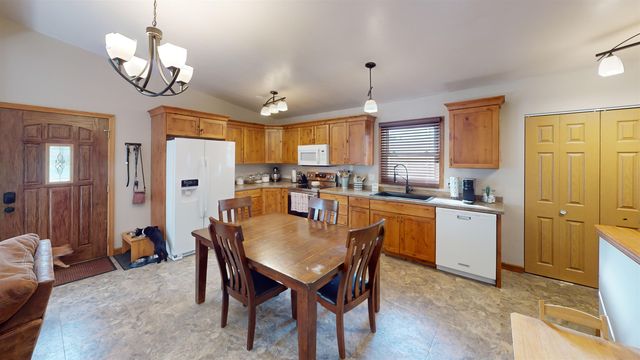2505 Skyline Dr NW, Minot, ND 58703