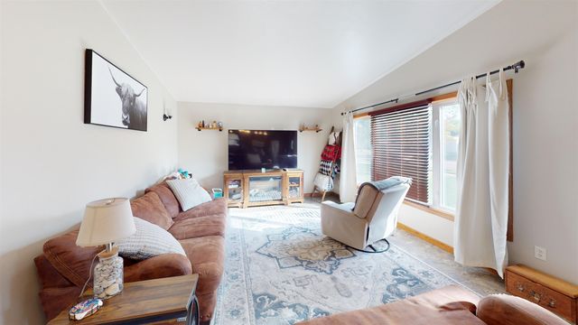 2505 Skyline Dr NW, Minot, ND 58703