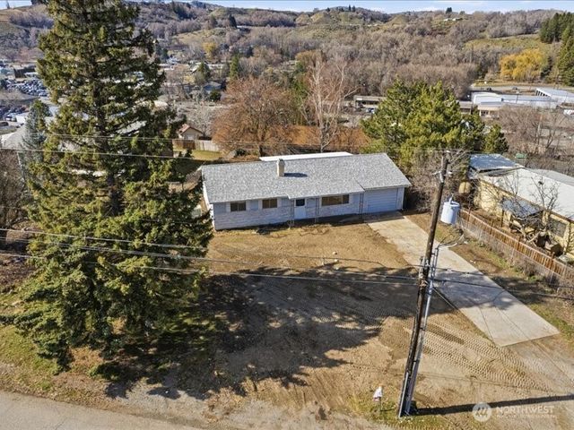 702 West Ridge Drive, Omak, WA 98841