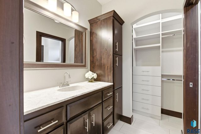 1325 W Waterstone Dr Drive, Sioux Falls, SD 57108