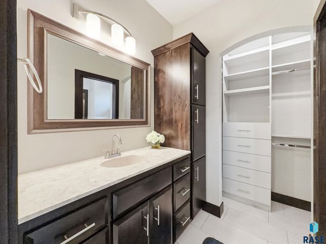 1325 W Waterstone Dr Drive, Sioux Falls, SD 57108