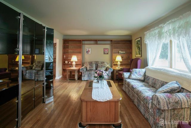 25 Huntington Road, Edison, NJ 08820