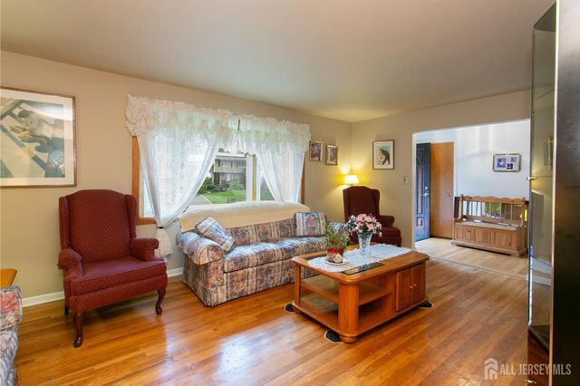 25 Huntington Road, Edison, NJ 08820