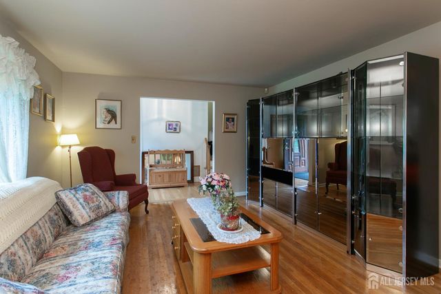 25 Huntington Road, Edison, NJ 08820