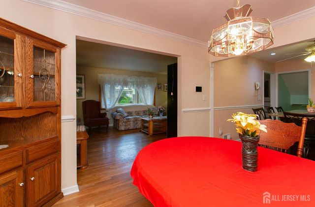25 Huntington Road, Edison, NJ 08820