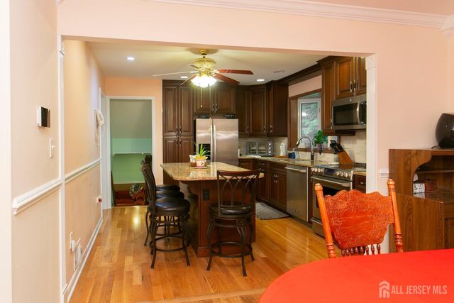 25 Huntington Road, Edison, NJ 08820
