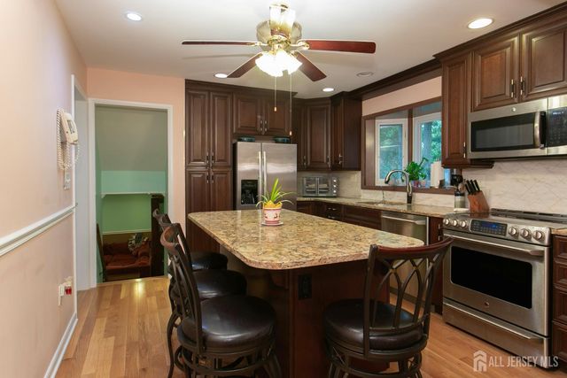 25 Huntington Road, Edison, NJ 08820