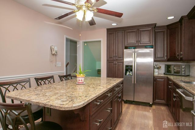 25 Huntington Road, Edison, NJ 08820