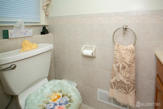 25 Huntington Road, Edison, NJ 08820