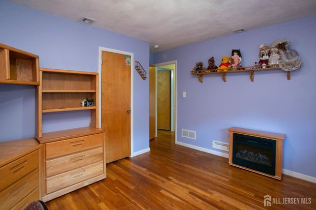 25 Huntington Road, Edison, NJ 08820