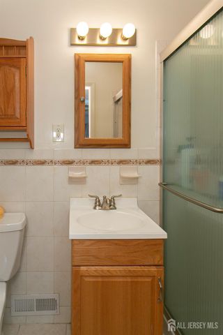 25 Huntington Road, Edison, NJ 08820