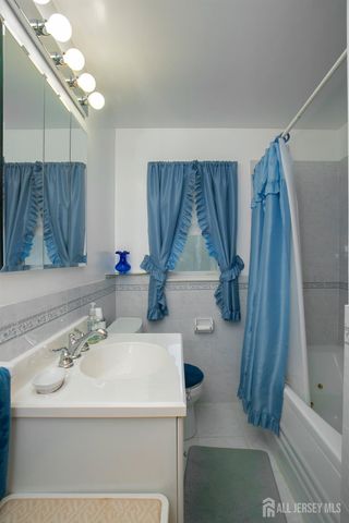 25 Huntington Road, Edison, NJ 08820