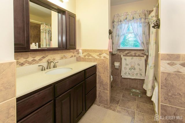 25 Huntington Road, Edison, NJ 08820