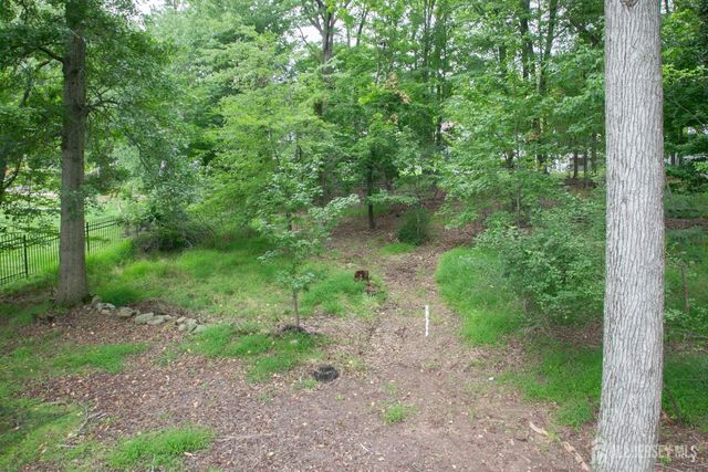 25 Huntington Road, Edison, NJ 08820