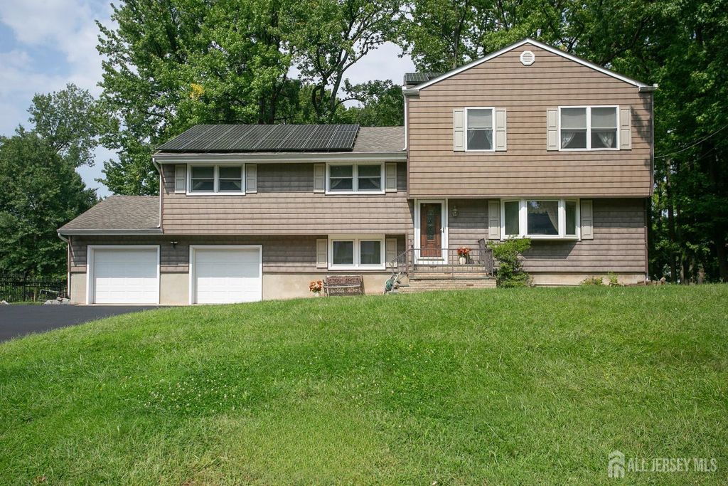 25 Huntington Road, Edison, NJ 08820