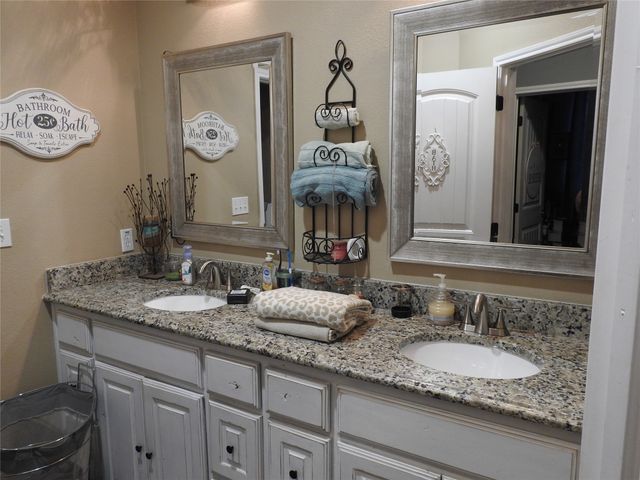 1468 County Road 4015, Savoy, TX 75479