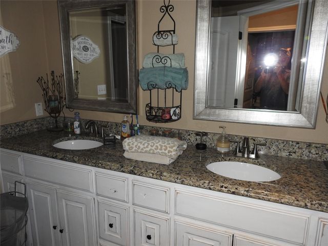 1468 County Road 4015, Savoy, TX 75479
