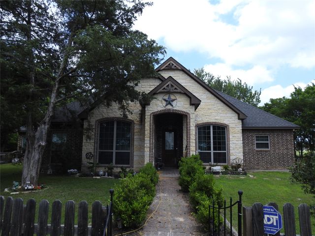 1468 County Road 4015, Savoy, TX 75479