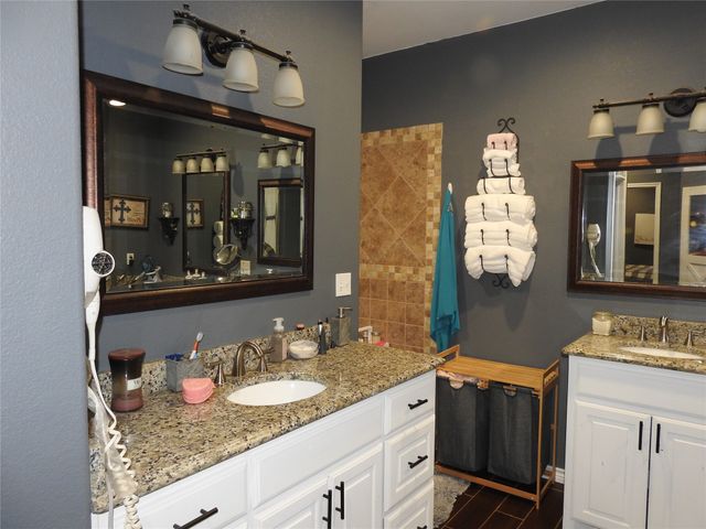 1468 County Road 4015, Savoy, TX 75479