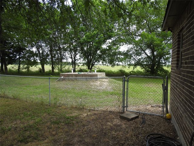 1468 County Road 4015, Savoy, TX 75479
