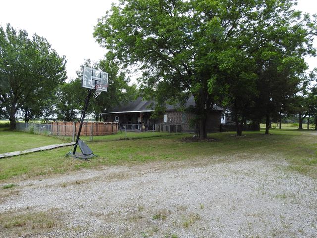 1468 County Road 4015, Savoy, TX 75479