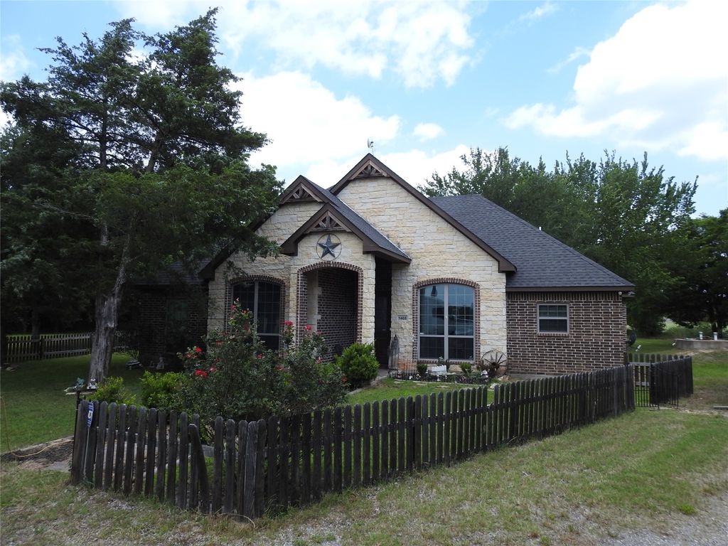 1468 County Road 4015, Savoy, TX 75479