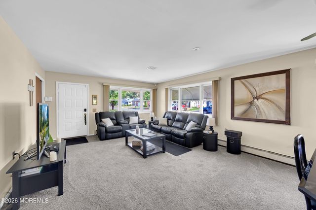 1 Selkirk Avenue, Toms River, NJ 08757
