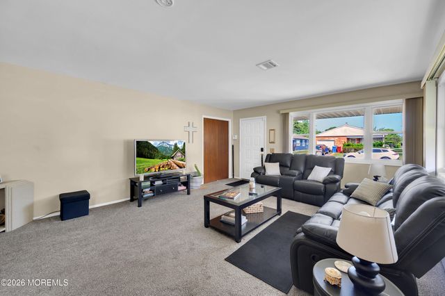 1 Selkirk Avenue, Toms River, NJ 08757