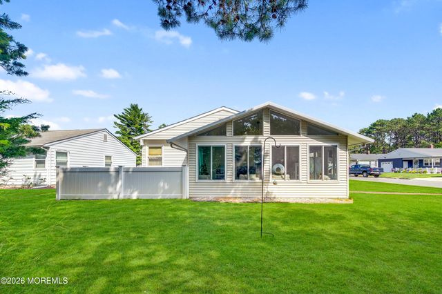 1 Selkirk Avenue, Toms River, NJ 08757