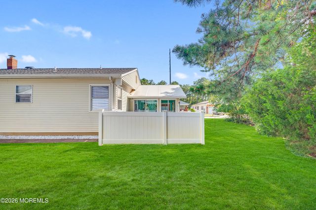 1 Selkirk Avenue, Toms River, NJ 08757