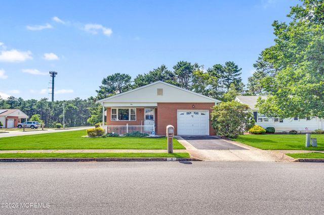 1 Selkirk Avenue, Toms River, NJ 08757
