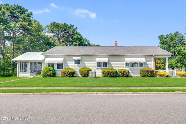 1 Selkirk Avenue, Toms River, NJ 08757