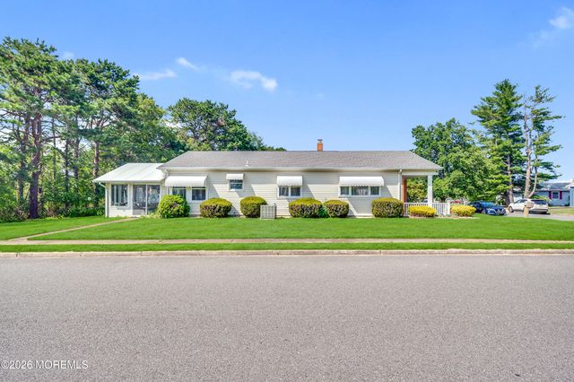 1 Selkirk Avenue, Toms River, NJ 08757