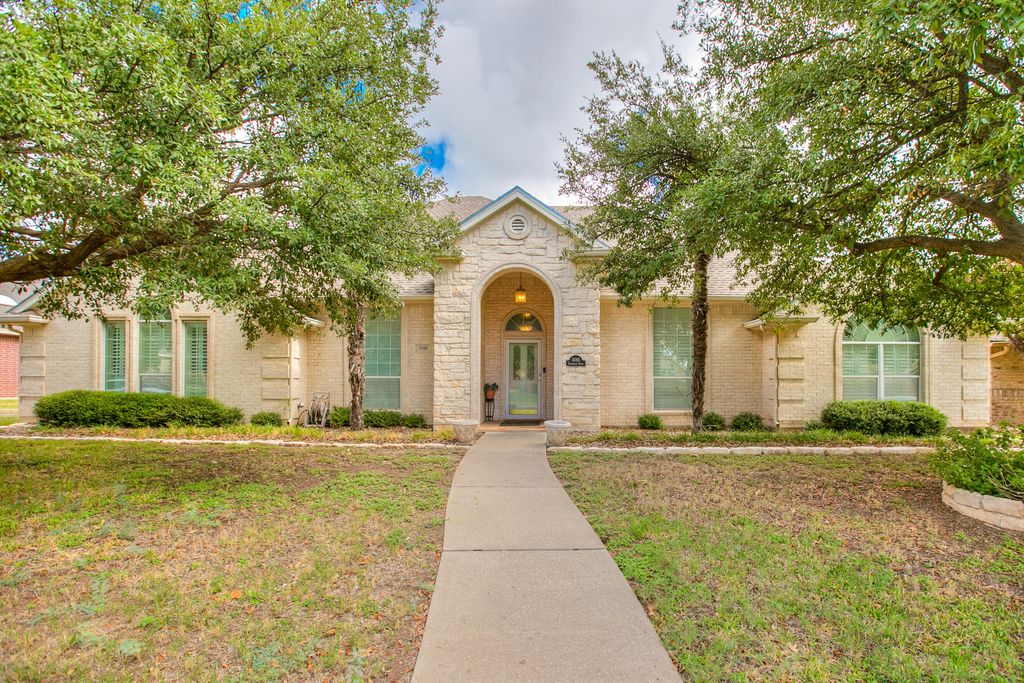 Image 1 of property listing at 3010 Clearview Drive, San Angelo, TX 76904