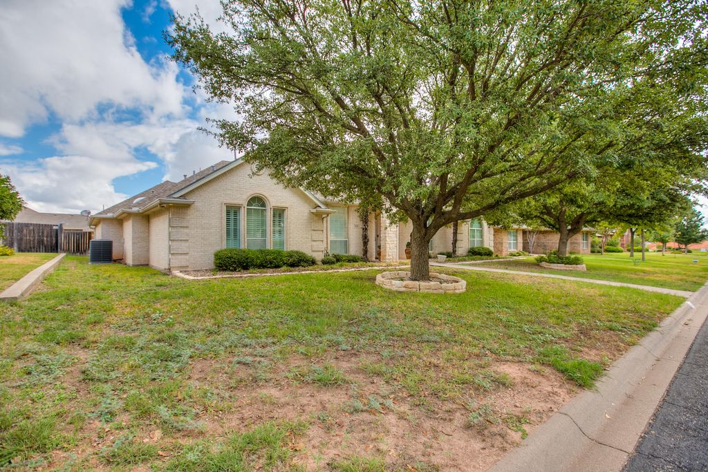 Image 3 of property listing at 3010 Clearview Drive, San Angelo, TX 76904