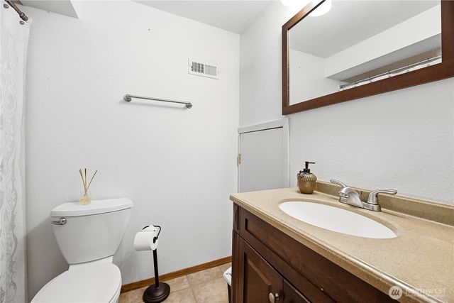 17209 45th St E, Lake Tapps, WA 98391