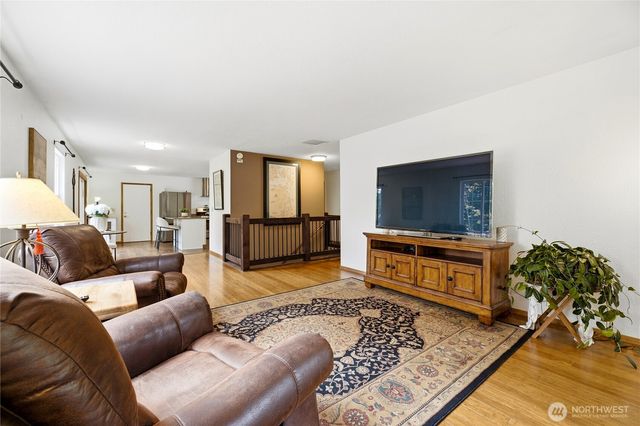 17209 45th St E, Lake Tapps, WA 98391