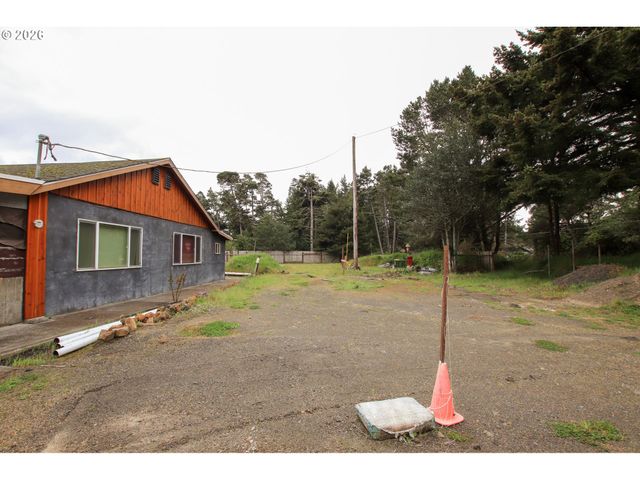 1120 RHODODENDRON Dr, Florence, OR 97439