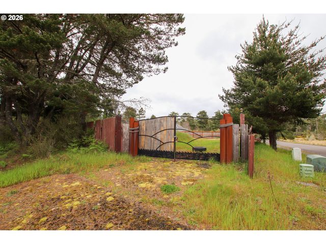 1120 RHODODENDRON Dr, Florence, OR 97439