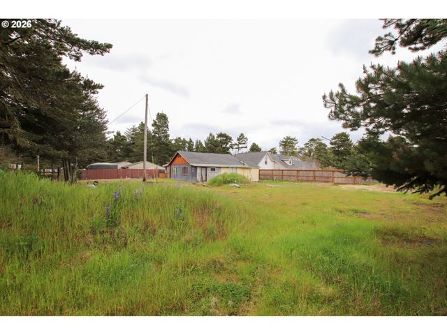 1120 RHODODENDRON Dr, Florence, OR 97439